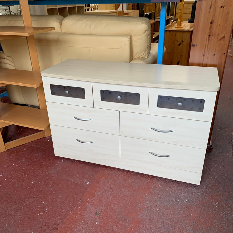 Chest of drawers