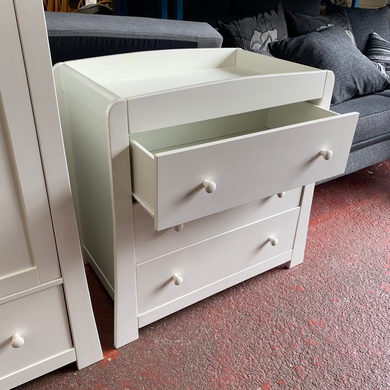 Chest of drawers