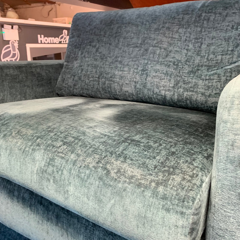 4 seater sofa and cuddle chair