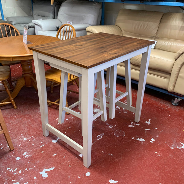Breakfast bar and stools