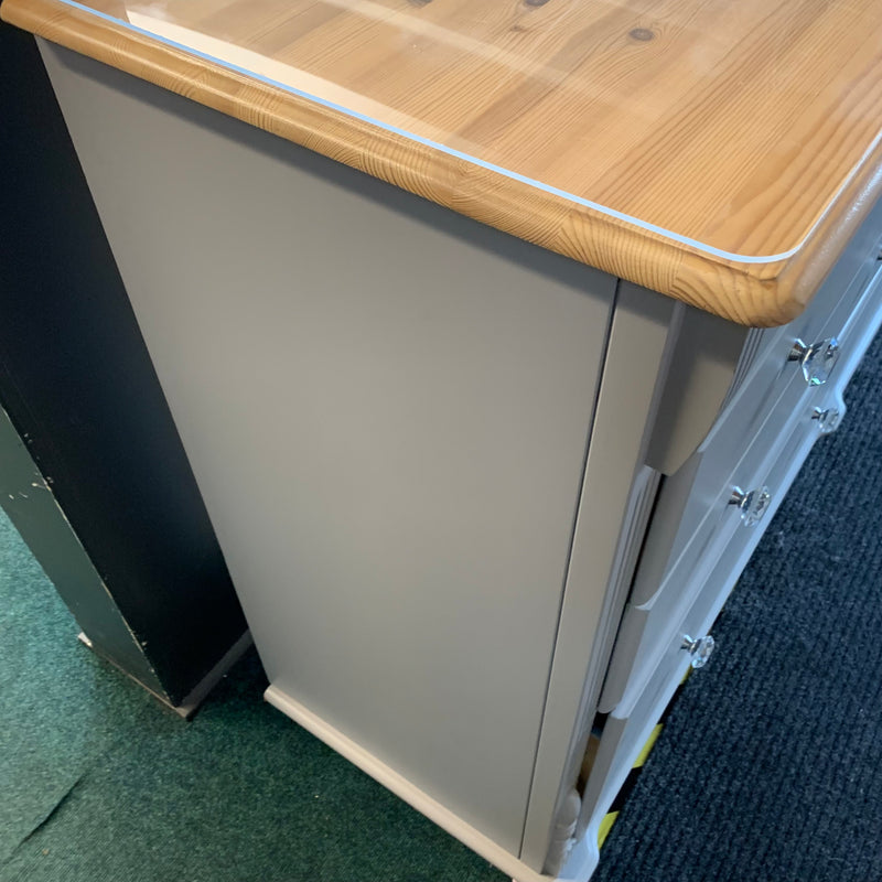 Chest of drawers