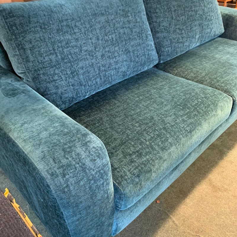 4 seater sofa and cuddle chair