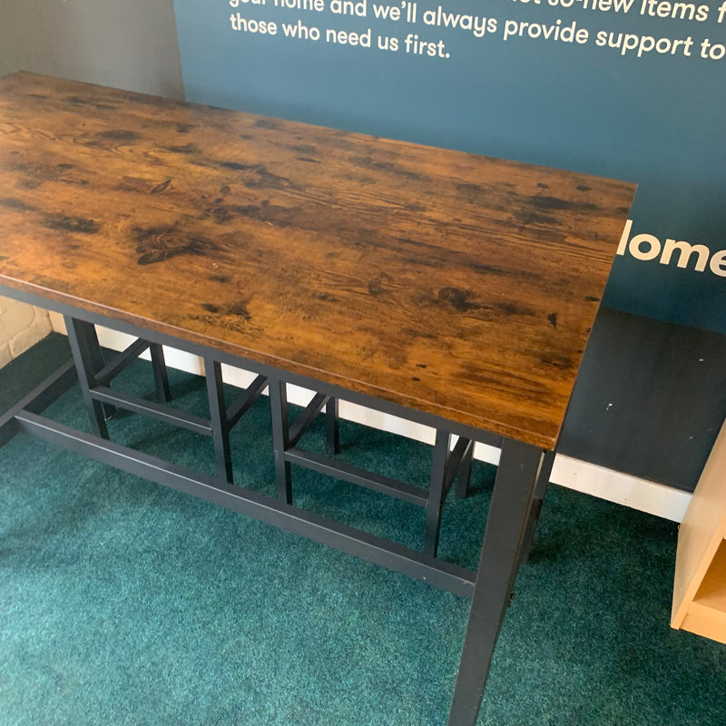 Breakfast bar and stools