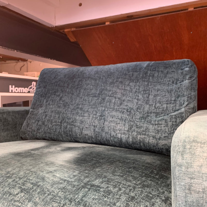 4 seater sofa and cuddle chair