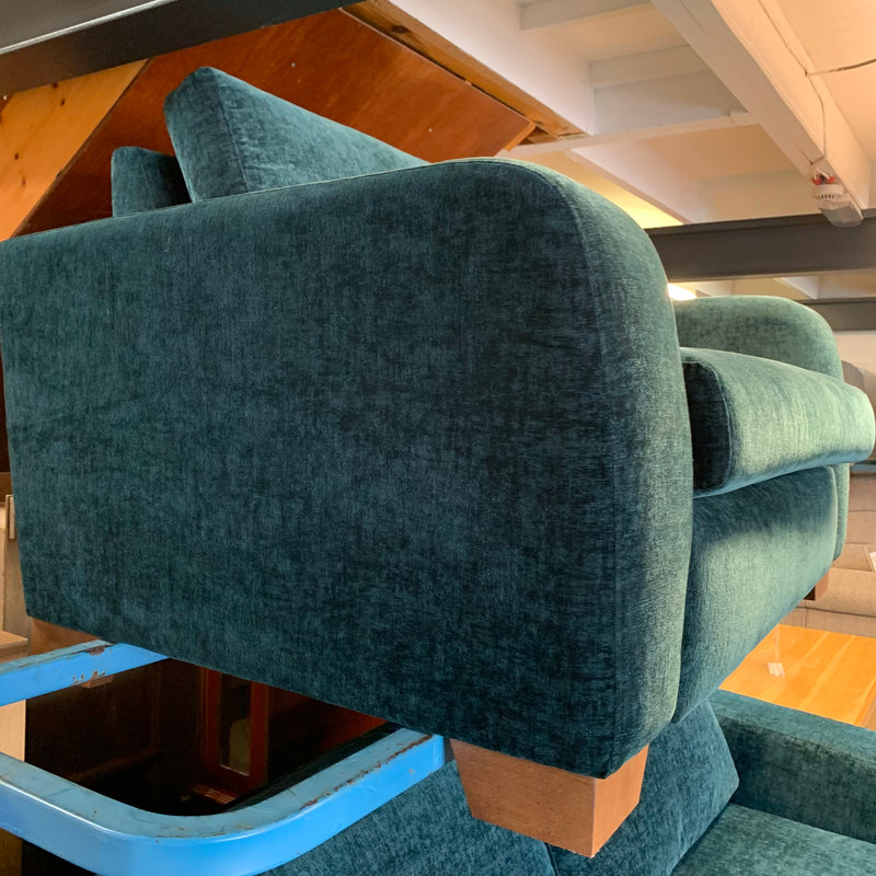 4 seater sofa and cuddle chair