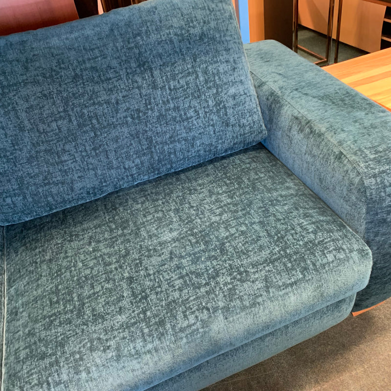 4 seater sofa and cuddle chair