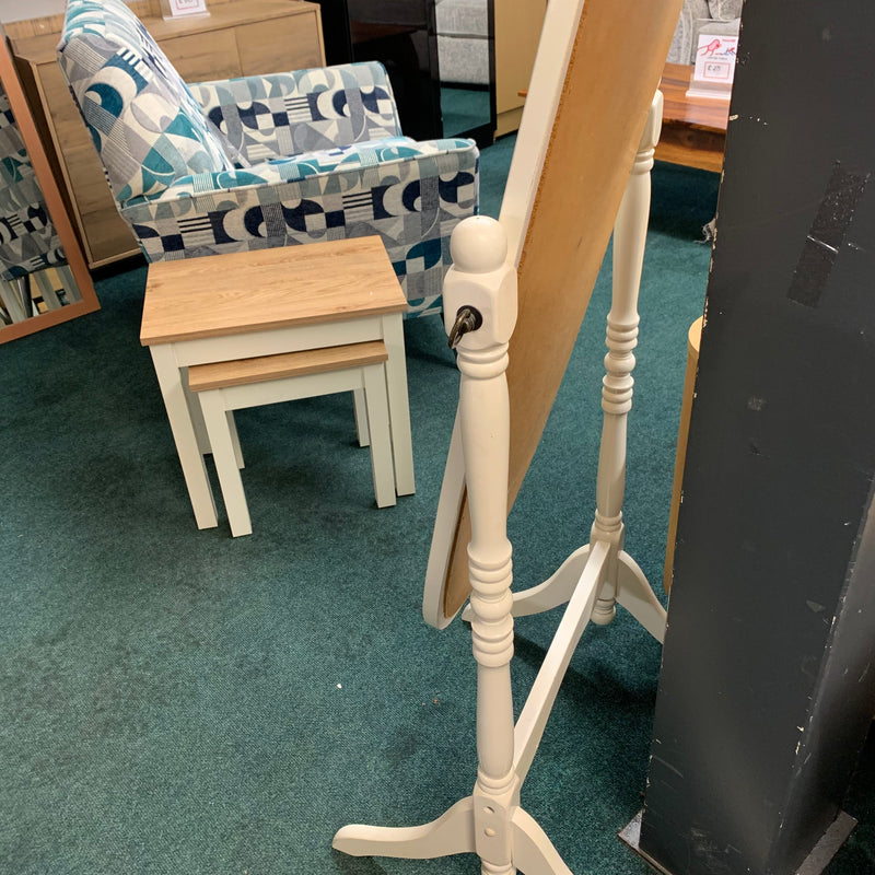 White standing mirror