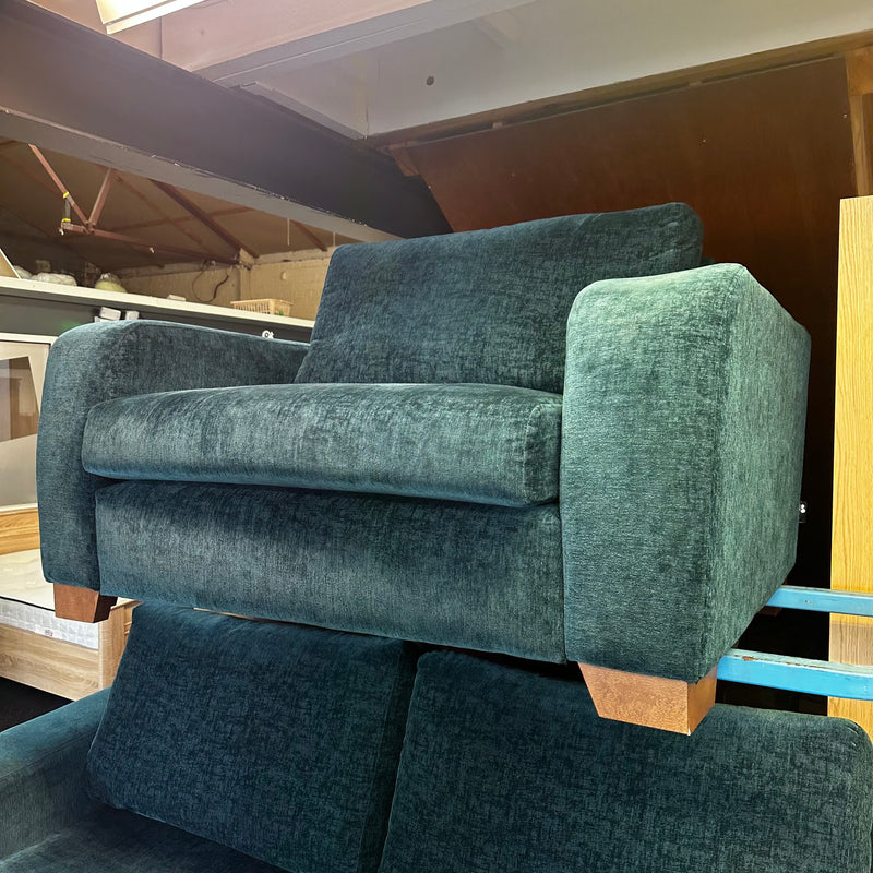 4 seater sofa and cuddle chair